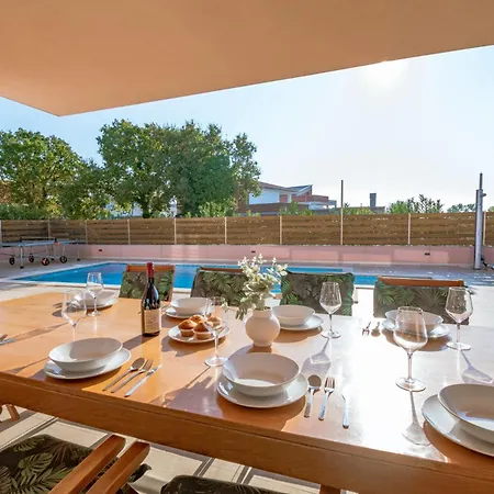فيلة Karizma With Pool, Jacuzzi, And Sea View بيروغ