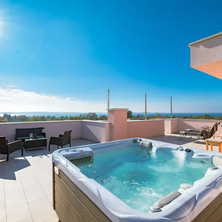 Karizma With Pool, Jacuzzi, And Sea View فيلة بيروغ