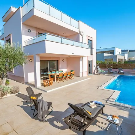 Vila Karizma With Pool, Jacuzzi, And Sea View Peroj