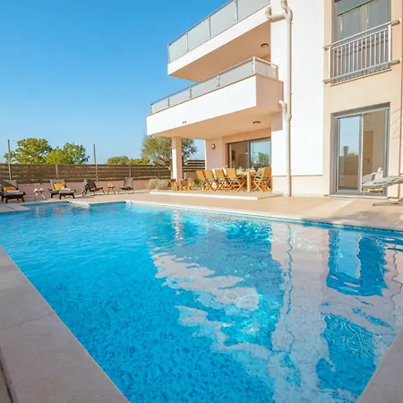 Vila Karizma With Pool, Jacuzzi, And Sea View Peroj