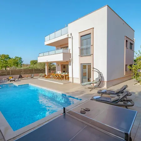 Karizma With Pool, Jacuzzi, And Sea View *